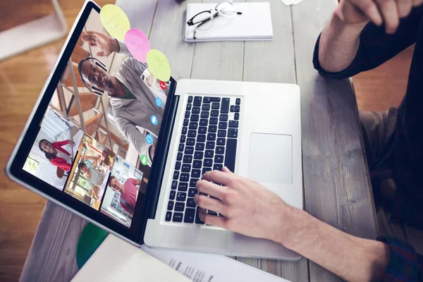 Müzik app midsection yaratıcı düzenleyicisinin üstünde laptop çalışma karşı