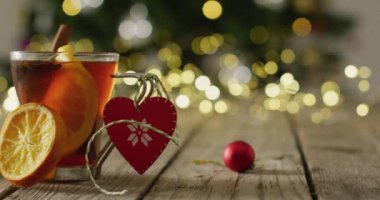 Tahta arka planda tarçınlı ve limonlu sıcak çay fincanları. Noel, gelenek ve kutlama konsepti.