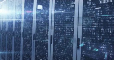 Sunucu odasında veri işleme animasyonu. Küresel bağlantılar ve dijital veri işleme kavramı dijital video oluşturuldu.