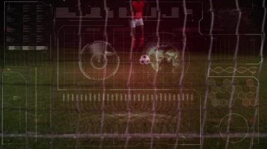 Afrika kökenli Amerikan futbolcunun futbol topunu yere atması üzerine bilgi arayüzü animasyonu. Dijital bileşik, çoklu pozlama, veritabanı, teknoloji, spor, atlet ve yarışma.