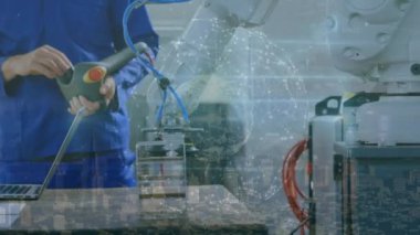 Tablet kullanan beyaz işçilerin üzerinde dünya ve noktaların animasyonu. Küresel iş ve dijital arayüz kavramı dijital olarak oluşturulmuş video.