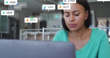 Akıllı telefon kullanarak iş adamının üzerinde yüzen medya simgelerinin animasyonu. Küresel iş dijital arayüzü teknolojisi ve dijital olarak oluşturulan ağ konsepti.