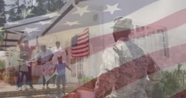 Afro-Amerikan askerinin kızını kucaklaması üzerine Amerikan bayrağının animasyonu. Dijital bileşim, aile, sevgi, birliktelik, vatanseverlik, ordu, vatanseverlik ve eve dönüş konsepti..