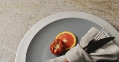 Turuncu ve sonbahar dekorasyonlu plaka videosu bej paspasın üzerinde duruyor. Şükran Günü, Amerikan kültürü, gelenek ve kutlama videosu.