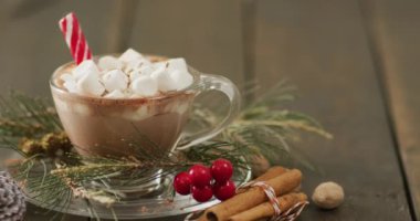 Ahşap zemin üzerinde lokum olan bir fincan sıcak çikolata. Noel, gelenek ve kutlama konsepti.