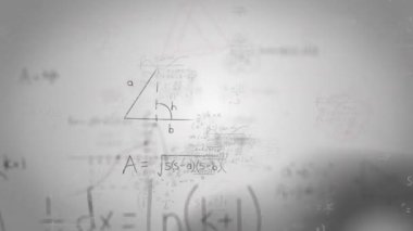 Animasyon diyagramı ve beyaz tahta üzerinde soyut desenli yüzen matematiksel denklemler. Dijital olarak üretilmiş, hologram, fizik, makine öğrenme, formül, öğretim ve eğitim kavramı.