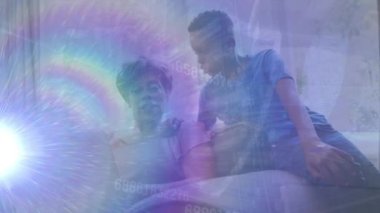 Dizüstü bilgisayar kullanarak torunu olan yaşlı Afrikalı Amerikalı bir kadının veri işleme animasyonu. Küresel iş ve dijital arayüz kavramı dijital olarak oluşturulmuş video.