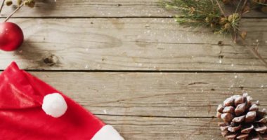 Ahşap arka planda Noel süslemesi olan melez bir kadının Noel hediyesini tuttuğu bir video. Noel, gelenek ve kutlama konsepti.