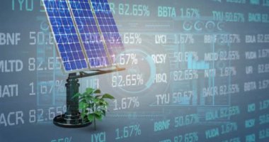 Mavi arka plandaki güneş paneli üzerinden finansal veri işleme animasyonu. Küresel iş, sürdürülebilirlik ve güneş enerjisi konsepti dijital olarak oluşturulmuş video.