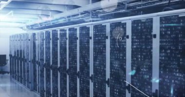 Sunucu odasında dijital veri işleme animasyonu. Küresel dijital veri işleme konsepti dijital oluşturulmuş video.