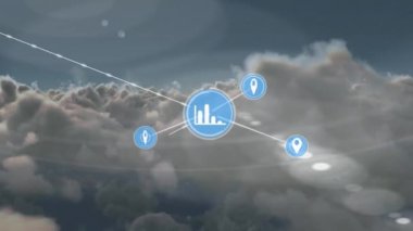 Gökyüzündeki kara bulutlara karşı dijital simge ağının animasyonu. Küresel ağ ve iş teknolojisi kavramı
