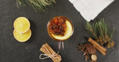 Gri arka planda tarçınlı ve limonlu sıcak çay videosu. Noel, gelenek ve kutlama konsepti.