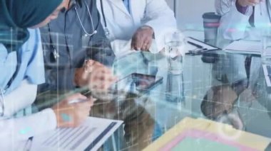 Çeşitli doktorlar üzerinde ikonlar ve veri işleme ağlarının animasyonu. Dijital olarak oluşturulmuş küresel bağlantılar, tıp ve dijital arayüz kavramı.