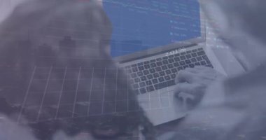 Bir dizüstü bilgisayar kullanan kadın ve erkeğin dikiz aynasıyla borsa veri işleme animasyonu. Küresel ekonomi ve iş teknolojisi kavramı