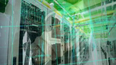 Sunucu odasında parmak izi taraması ve veri işleme animasyonu. Küresel iletişim, iş dünyası, veri güvenliği ve dijital arayüz kavramı dijital olarak oluşturulmuş video.
