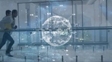 Acil servise koşan çok ırklı doktorların etrafında dönen sayıların animasyonu. Dijital bileşik, çoklu maruz kalma, küreselleşme, takım çalışması, acil durum ve sağlık konsepti.