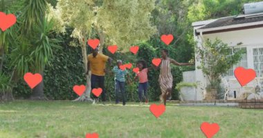 Bahçedeki mutlu Afro-Amerikan ailesi yerine kalp animasyonu. aile, ev hayatı, sevgi ve bakım konsepti dijital olarak oluşturulmuş video.