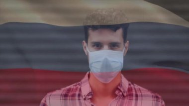 Şehir caddesinde yüz maskesi takan latin adamın üzerinde dalgalanan Rus bayrağının animasyonu. covid 19 salgın konsepti boyunca dijital olarak üretilen küresel sağlık önlemleri.