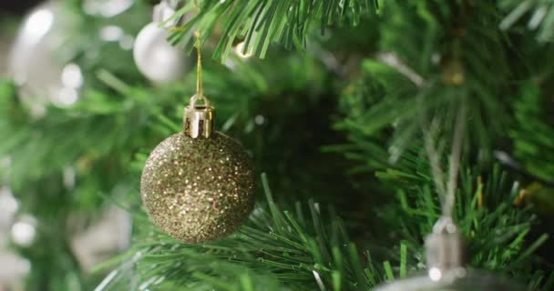Detailní Záběr Vánočních Míčků Dekorací Zeleném Vánočním Stromečku Vánoce Tradice — Stock video