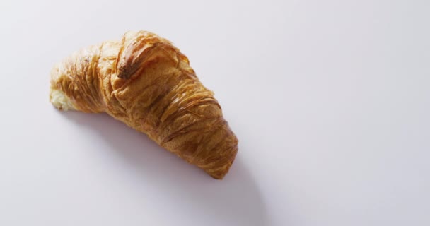 Video Van Close Van Croissant Met Kopieerruimte Witte Achtergrond Voedsel — Stockvideo