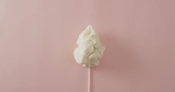 Video Van Marshmallow Stok Liggend Roze Oppervlak Voedsel Maaltijd Snoep — Stockvideo