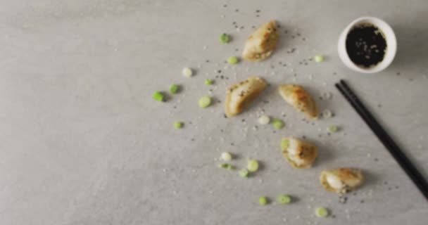 Composição Bolinhos Gyoza Molho Soja Com Pauzinhos Fundo Cinza Conceito — Vídeo de Stock