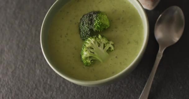 Kremalı Brokoli Çorbası Kasede Gri Masada Kaşık Baharatlı Amerikan Mutfağı — Stok video