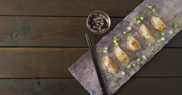 Composizione Del Piatto Con Gnocchi Gyoza Salsa Soia Con Bacchette — Video Stock