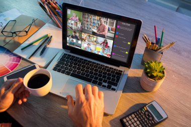 Adamın elleri ekranda çeşitli ilkokul öğrencilerinin gülümsediği bir video görüşmesi için dizüstü bilgisayar kullanıyor. iletişim teknolojisi ve çevrimiçi eğitim, dijital kompozit resim.