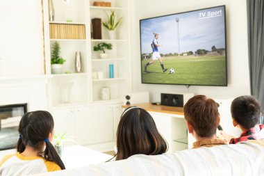 Evde oturup TV 'de futbol maçı izleyen aile görüntüsü. spor, rekabet, eğlence ve teknoloji konsepti dijital kompozit görüntü.