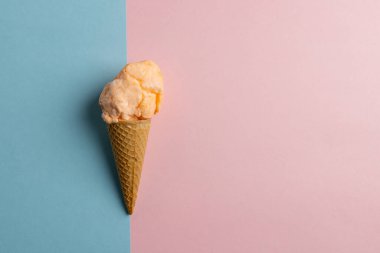 Portakallı ev yapımı dondurmanın mavi ve pembe üzerinde fotokopi alanı ile yatay görüntüsü. Lezzetli ev yapımı tatlı yiyecekler..