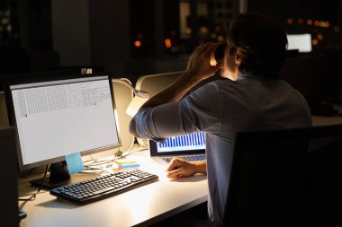 Kafkas erkek programcı masada oturuyor, kahve içiyor, ekranda kodlu bilgisayar kullanıyor. Kodlama, programlama ve bilgisayar teknolojisi dijital kompozit görüntü.