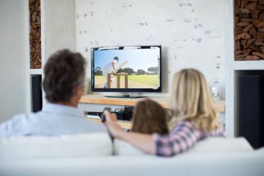 Ailesinin evde oturup TV 'de kriket maçı izlediğini görmek. spor, rekabet, eğlence ve teknoloji konsepti dijital kompozit görüntü.