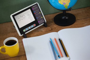 Tablet ekrandaki video çağrısı sırasında ders. iletişim teknolojisi ve çevrimiçi eğitim, dijital kompozit resim.