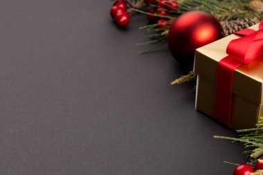 Siyah arka planda takılar, hediyeler ve kopyalama alanlarıyla noel süsleri. Noel, gelenek ve kutlama konsepti.