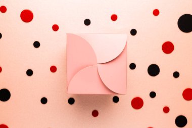 Beyaz arka planda şimdiki ve renkli noktaların bileşimi. Perakende, alışveriş ve Kara Cuma konsepti.