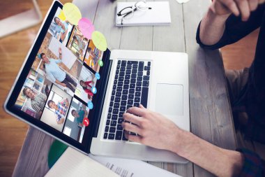 Müzik app midsection yaratıcı düzenleyicisinin üstünde laptop çalışma karşı