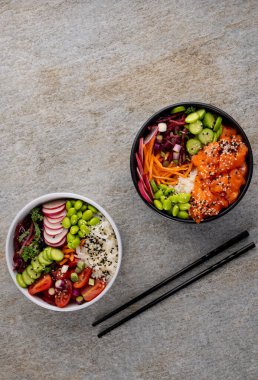 Gri arka planda fotokopi alanı olan iki Hawai yemek çubuğu kasesi. Hawaii Lezzetli Taze Yemek ve Sağlıklı Yeme.