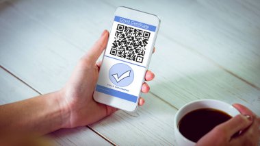 Oturma odasında evde kahve ile onun akıllı telefon kullanan kadın