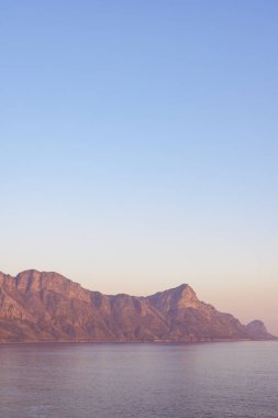 Dağlar ve deniz manzarasının bileşimi. Doğa, ahenk ve manzara konsepti dijital olarak oluşturuldu.