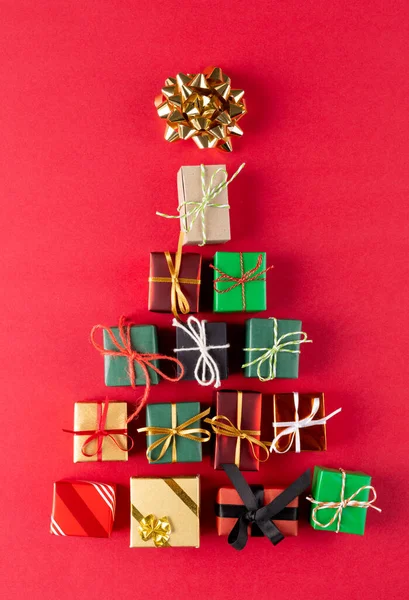 Képek Karácsonyi Ajándékok Alkotó Karácsonyfa Másolja Helyet Piros Háttér Karácsony — Stock Fotó