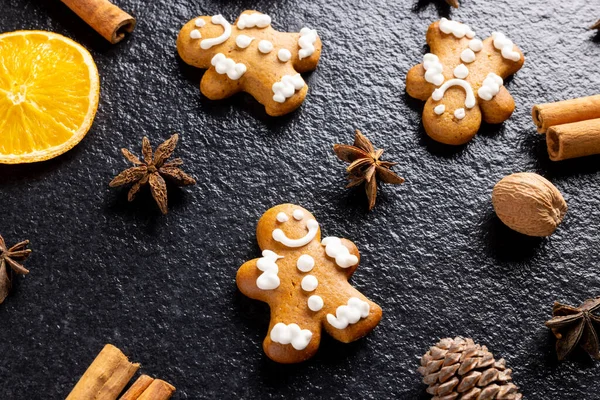 Afbeelding Van Peperkoek Man Kaneelstokjes Kerstversiering Zwart Kerstmis Traditie Viering — Stockfoto