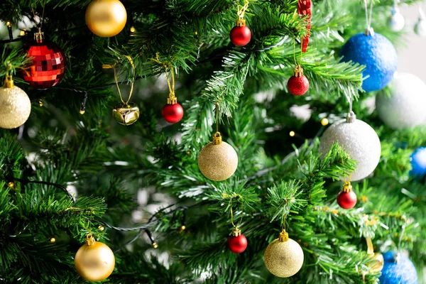 Afbeelding Van Kerstboom Met Kerstballen Decoratie Grijze Achtergrond Kerstmis Traditie — Stockfoto