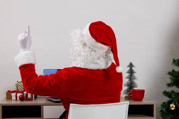 Noel Baba Masada Oturuyor Bilgisayarı Kullanıyor Noel Gelenek Kutlama Konsepti — Stok fotoğraf