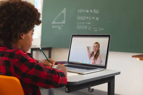Menino Afro Americano Usando Laptop Para Videochamada Com Uma Professora — Fotografia de Stock