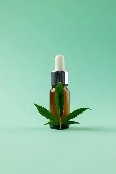 Vertikales Bild Einer Flasche Cbd Und Marihuana Blatt Auf Grüner — Stockfoto