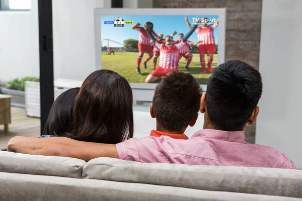 Mutlu Aile Kanepede Televizyon Izlerken Arka Görünümü — Stok fotoğraf