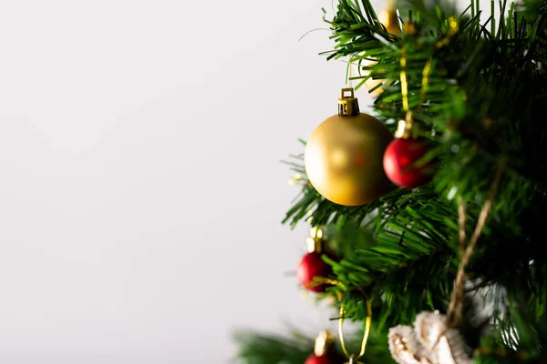グレーの背景に天板装飾とコピースペースを持つクリスマスツリーのイメージ クリスマス お祝いのコンセプト — ストック写真