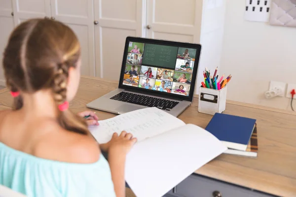 Menina Caucasiana Usando Laptop Para Videochamada Com Sorrindo Diversos Alunos — Fotografia de Stock