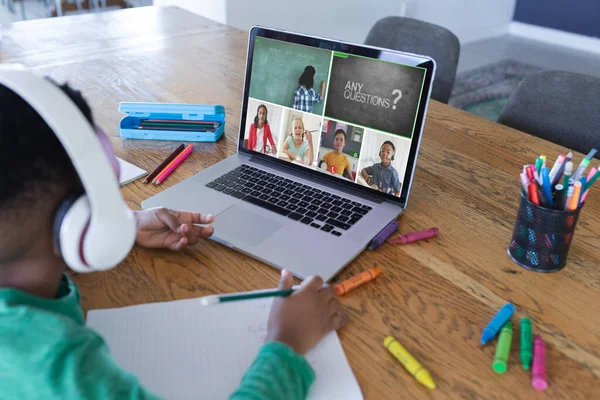 Egy Afro Amerikai Fiú Laptopot Használ Videohívásra Különböző Általános Iskolás — Stock Fotó